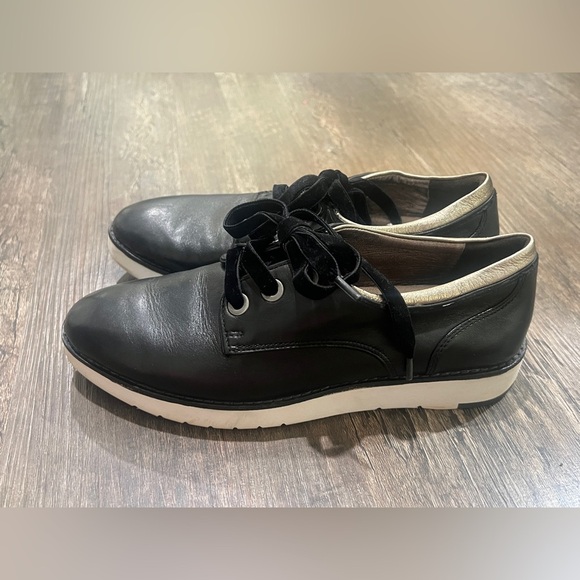 With Tags Women’s Johnston & Murphy Sneakers - Picture 1 of 6